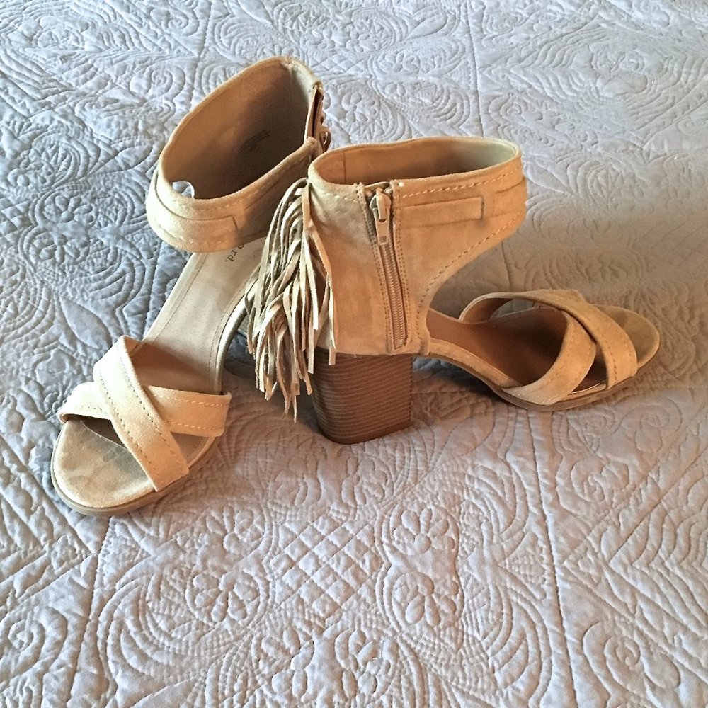 2/$15 Indigo Rd Beige Taupe Block Tassel Heels